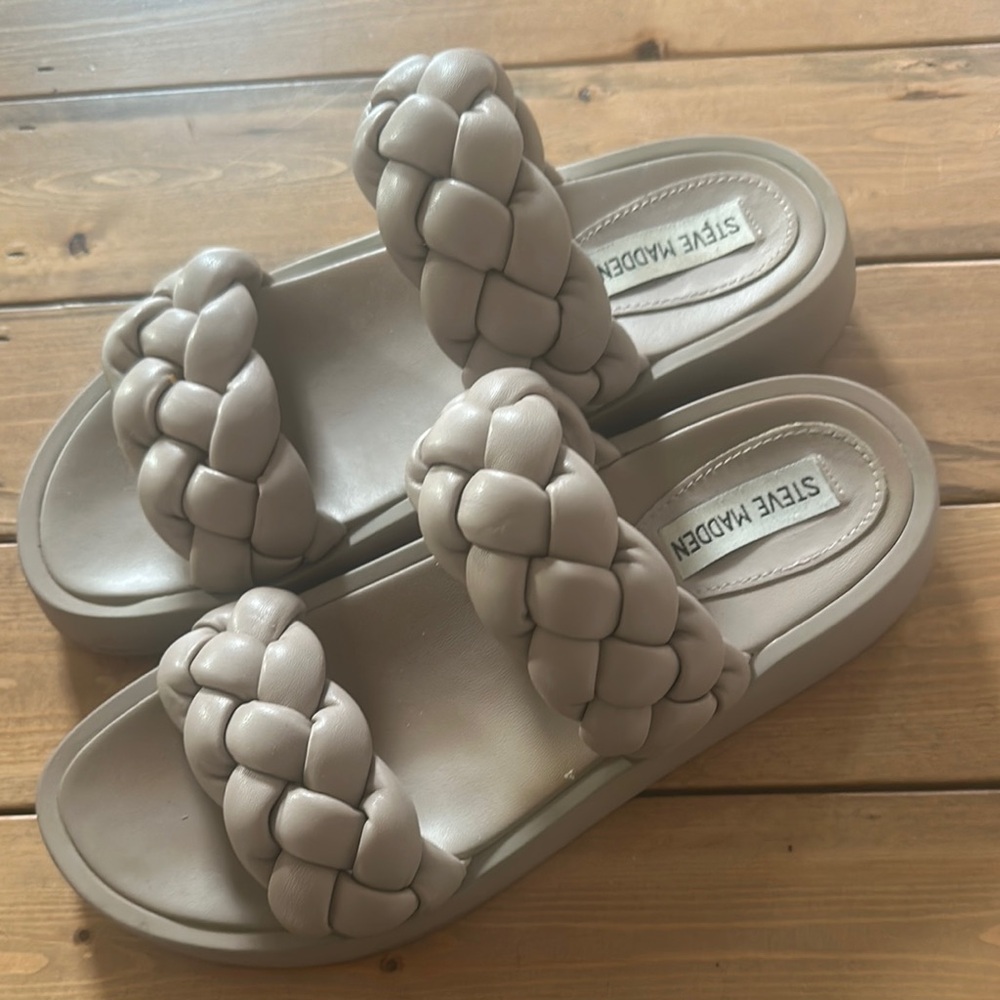Used Women’s Steve Madden Taupe Braided Slide Sandals size: 9